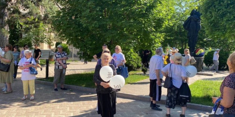 Flashmob împotriva abuzurilor guvernării PAS. În aer au fost lansate mii de baloane cu mesajul: “Take away Maia Sandu”